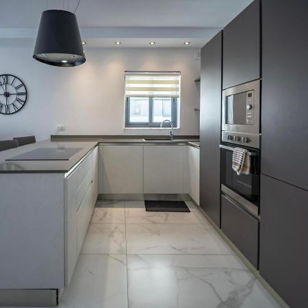 Seaside Luxury Apartment セント・ポールズ・ベイ エクステリア 写真