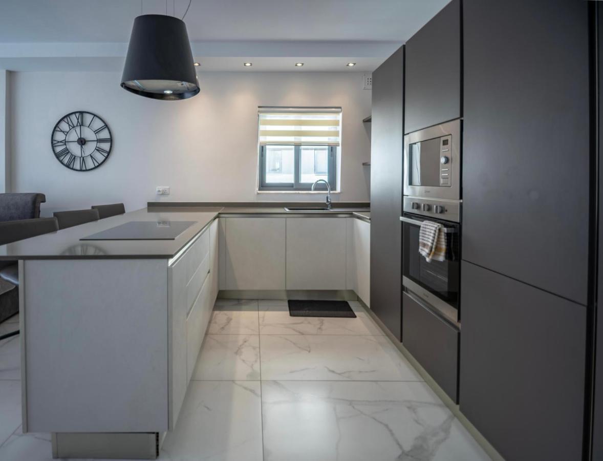 Seaside Luxury Apartment セント・ポールズ・ベイ エクステリア 写真