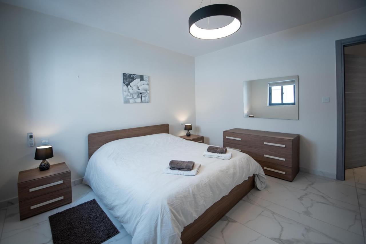 Seaside Luxury Apartment セント・ポールズ・ベイ エクステリア 写真
